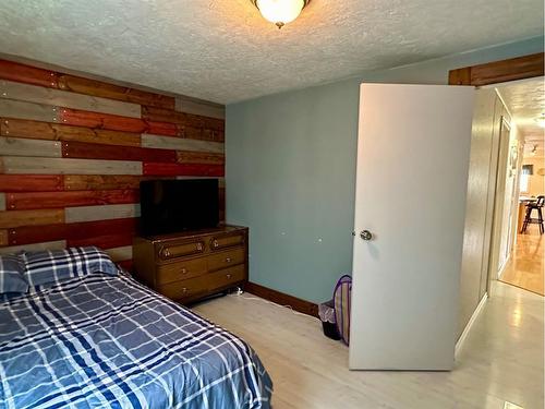 105 Railway Avenue, Rosemary, AB - Indoor Photo Showing Bedroom