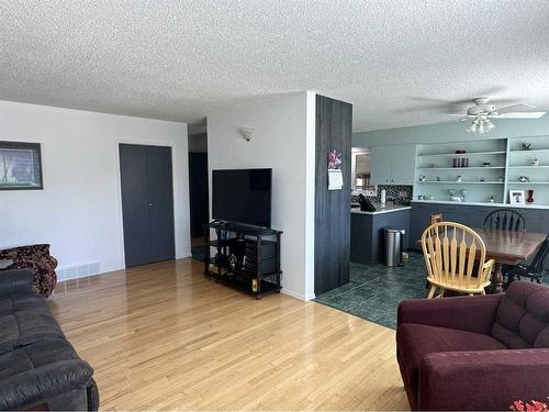 106 4 Avenue West, Hanna, AB - Indoor Photo Showing Living Room
