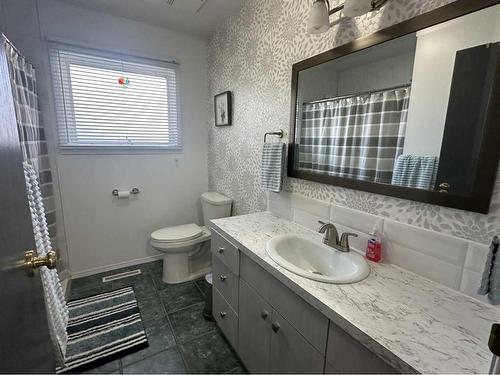 106 4 Avenue West, Hanna, AB - Indoor Photo Showing Bathroom
