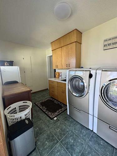 106 4 Avenue West, Hanna, AB - Indoor Photo Showing Laundry Room