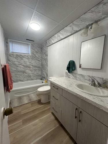 106 4 Avenue West, Hanna, AB - Indoor Photo Showing Bathroom
