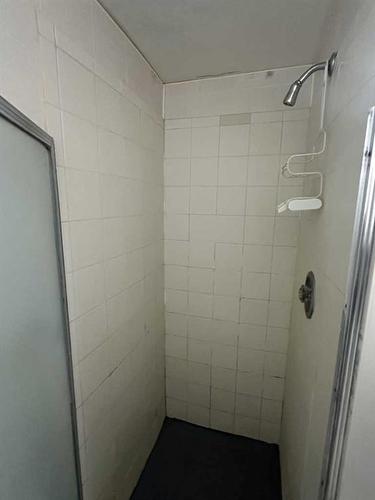 405 Hanna Crescent, Hanna, AB - Indoor Photo Showing Bathroom