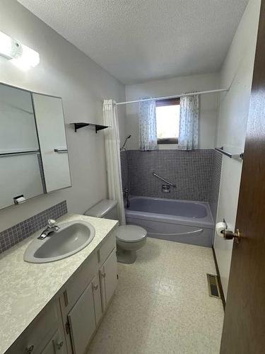405 Hanna Crescent, Hanna, AB - Indoor Photo Showing Bathroom