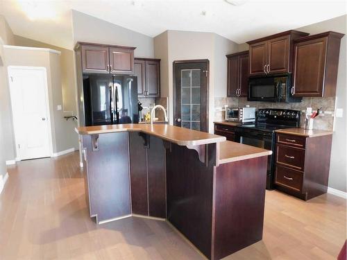 24 Meadowbrook Court East, Brooks, AB - Indoor Photo Showing Kitchen