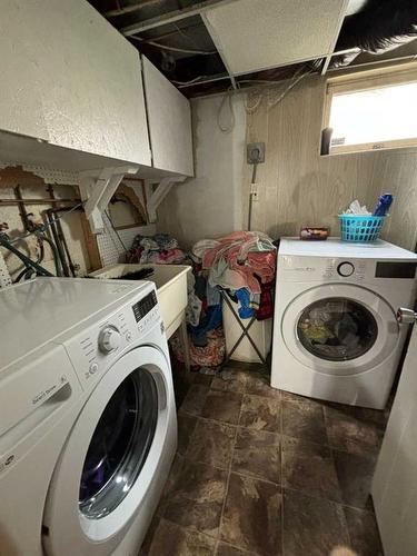 85 Poplar Street, Drumheller, AB - Indoor Photo Showing Laundry Room