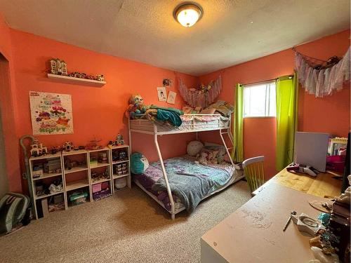 85 Poplar Street, Drumheller, AB - Indoor Photo Showing Bedroom