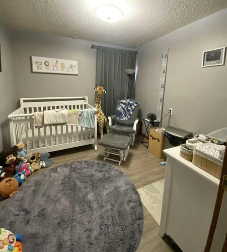 625 Dahlia Street, Rosemary, AB - Indoor Photo Showing Bedroom
