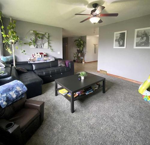 625 Dahlia Street, Rosemary, AB - Indoor Photo Showing Living Room