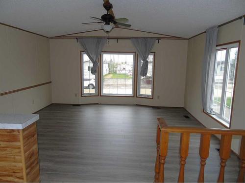533 Queen Street South, Elnora, AB - Indoor Photo Showing Other Room