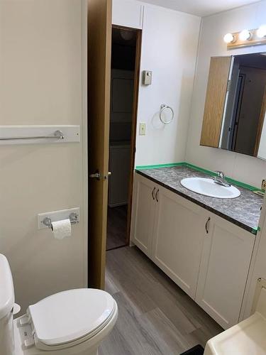 533 Queen Street South, Elnora, AB - Indoor Photo Showing Bathroom