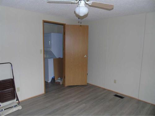 533 Queen Street South, Elnora, AB - Indoor Photo Showing Laundry Room