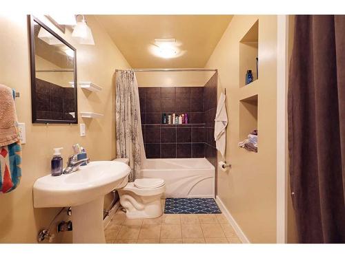 409 Emerson Avenue, Duchess, AB - Indoor Photo Showing Bathroom