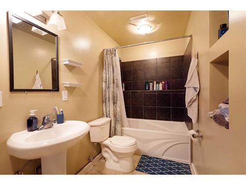 409 Emerson Avenue, Duchess, AB - Indoor Photo Showing Bathroom