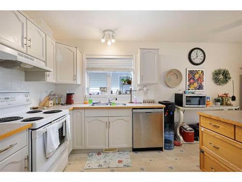 409 Emerson Avenue, Duchess, AB - Indoor Photo Showing Kitchen With Double Sink
