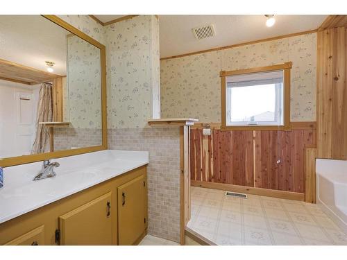 10329 202 Township, Rural Cypress County, AB - Indoor Photo Showing Bathroom