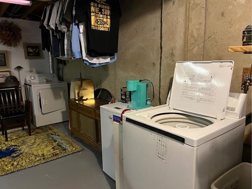 63 Hunts Drive, Drumheller, AB - Indoor Photo Showing Laundry Room