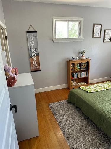 605 6 Avenue East, Drumheller, AB - Indoor Photo Showing Bedroom