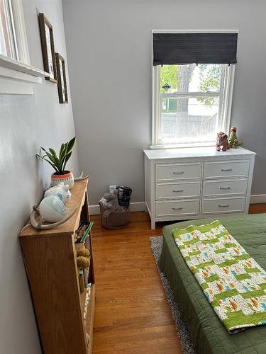 605 6 Avenue East, Drumheller, AB - Indoor Photo Showing Bedroom