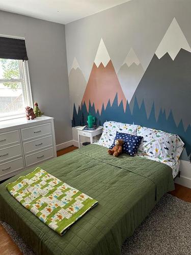 605 6 Avenue East, Drumheller, AB - Indoor Photo Showing Bedroom