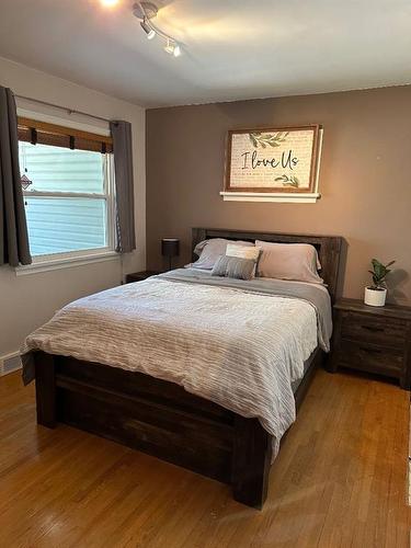 605 6 Avenue East, Drumheller, AB - Indoor Photo Showing Bedroom