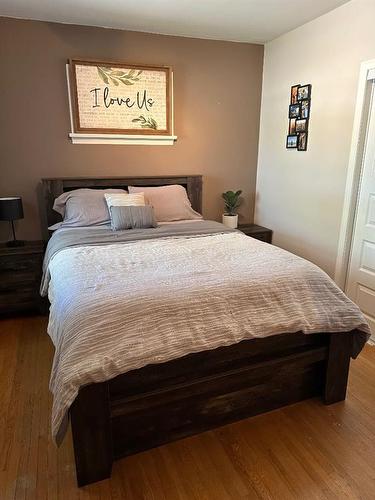 605 6 Avenue East, Drumheller, AB - Indoor Photo Showing Bedroom