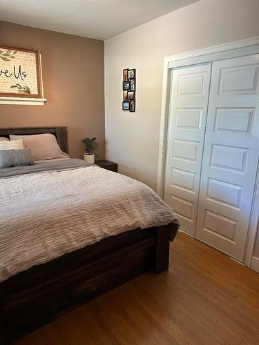 605 6 Avenue East, Drumheller, AB - Indoor Photo Showing Bedroom