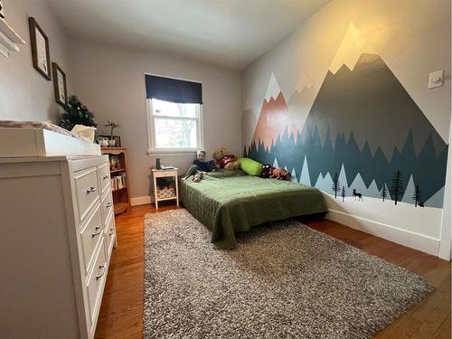 605 6 Avenue East, Drumheller, AB - Indoor Photo Showing Bedroom