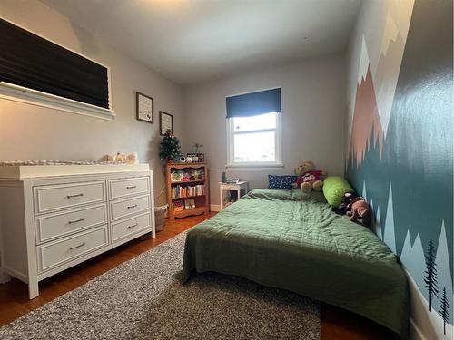 605 6 Avenue East, Drumheller, AB - Indoor Photo Showing Bedroom