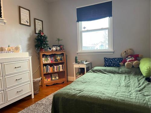 605 6 Avenue East, Drumheller, AB - Indoor Photo Showing Bedroom