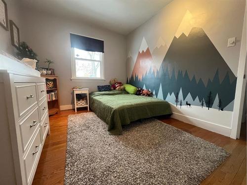 605 6 Avenue East, Drumheller, AB - Indoor Photo Showing Bedroom