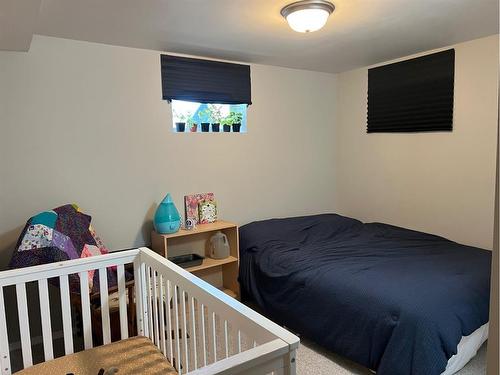 605 6 Avenue East, Drumheller, AB - Indoor Photo Showing Bedroom