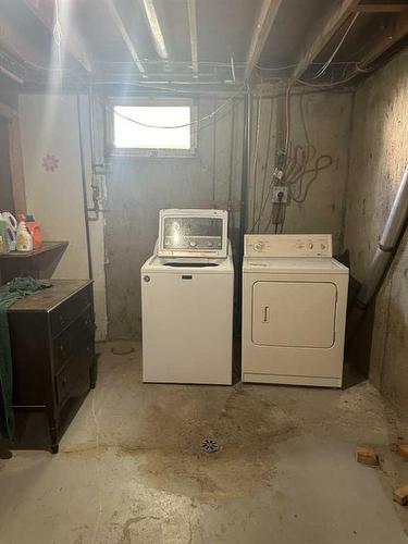 606 Palliser Trail, Hanna, AB - Indoor Photo Showing Laundry Room