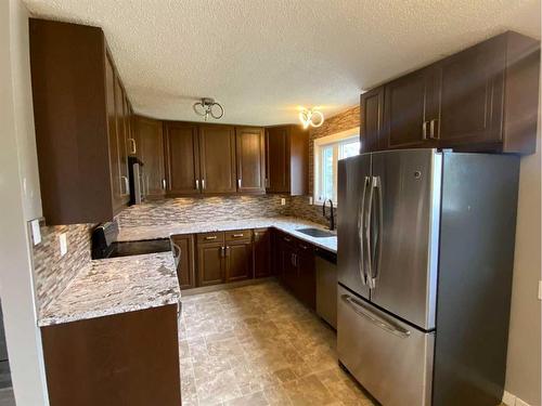 534 Iris Street, Rosemary, AB - Indoor Photo Showing Kitchen