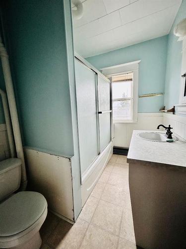 416 2 Street West, Oyen, AB - Indoor Photo Showing Bathroom