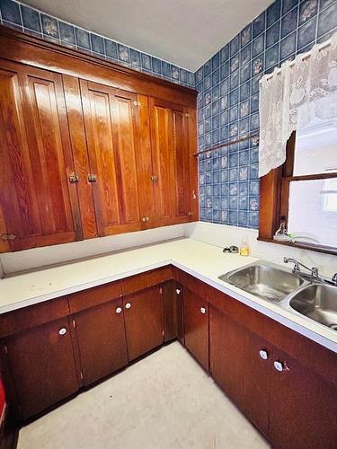 416 2 Street West, Oyen, AB - Indoor Photo Showing Kitchen With Double Sink