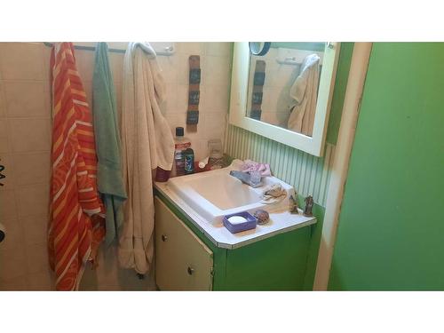 227 6 Street, Drumheller, AB - Indoor Photo Showing Bathroom