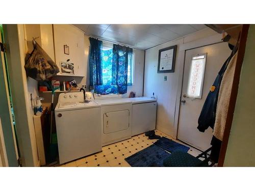 227 6 Street, Drumheller, AB - Indoor Photo Showing Laundry Room