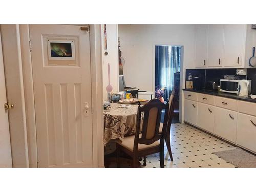 227 6 Street, Drumheller, AB - Indoor Photo Showing Kitchen