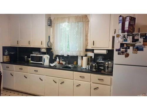 227 6 Street, Drumheller, AB - Indoor Photo Showing Kitchen