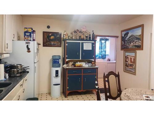 227 6 Street, Drumheller, AB - Indoor Photo Showing Kitchen