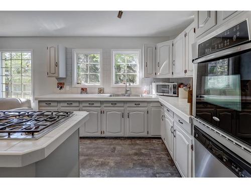 150 9 Street Nw, Drumheller, AB - Indoor Photo Showing Kitchen With Double Sink