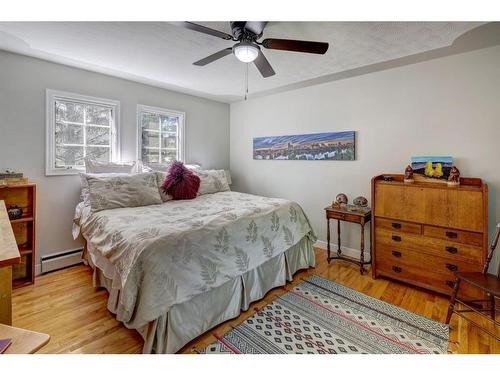 150 9 Street Nw, Drumheller, AB - Indoor Photo Showing Bedroom