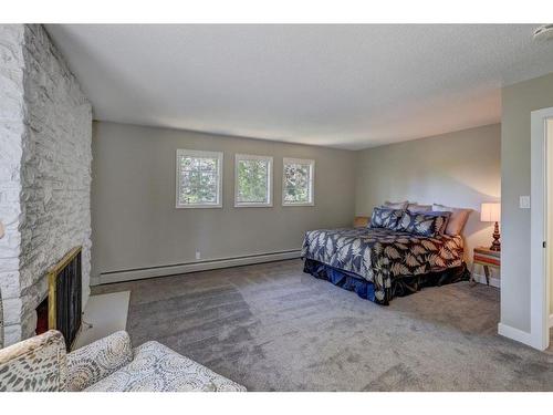 150 9 Street Nw, Drumheller, AB - Indoor Photo Showing Bedroom