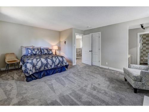 150 9 Street Nw, Drumheller, AB - Indoor Photo Showing Bedroom