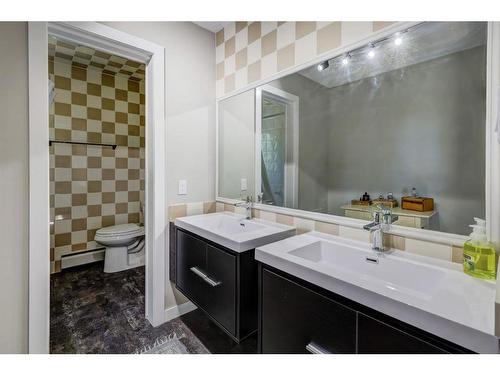 150 9 Street Nw, Drumheller, AB - Indoor Photo Showing Bathroom