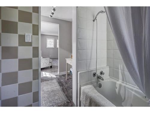 150 9 Street Nw, Drumheller, AB - Indoor Photo Showing Bathroom