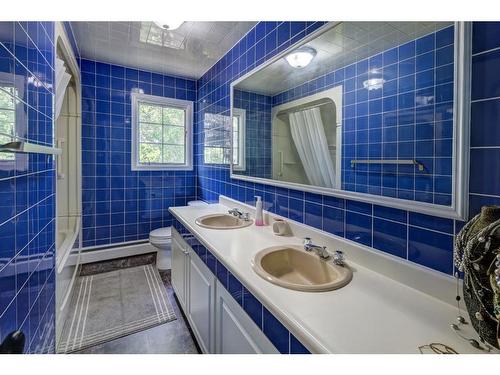 150 9 Street Nw, Drumheller, AB - Indoor Photo Showing Bathroom