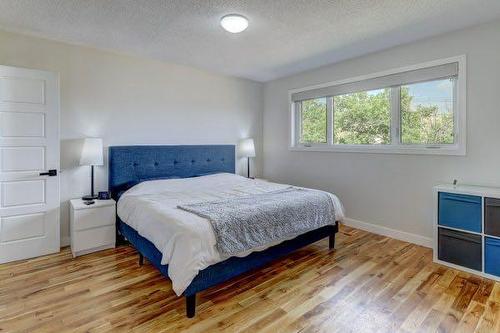 1014 Twin Hills Close, Drumheller, AB - Indoor Photo Showing Bedroom