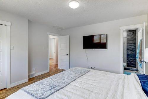 1014 Twin Hills Close, Drumheller, AB - Indoor Photo Showing Bedroom