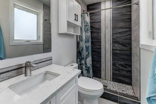 1014 Twin Hills Close, Drumheller, AB - Indoor Photo Showing Bathroom